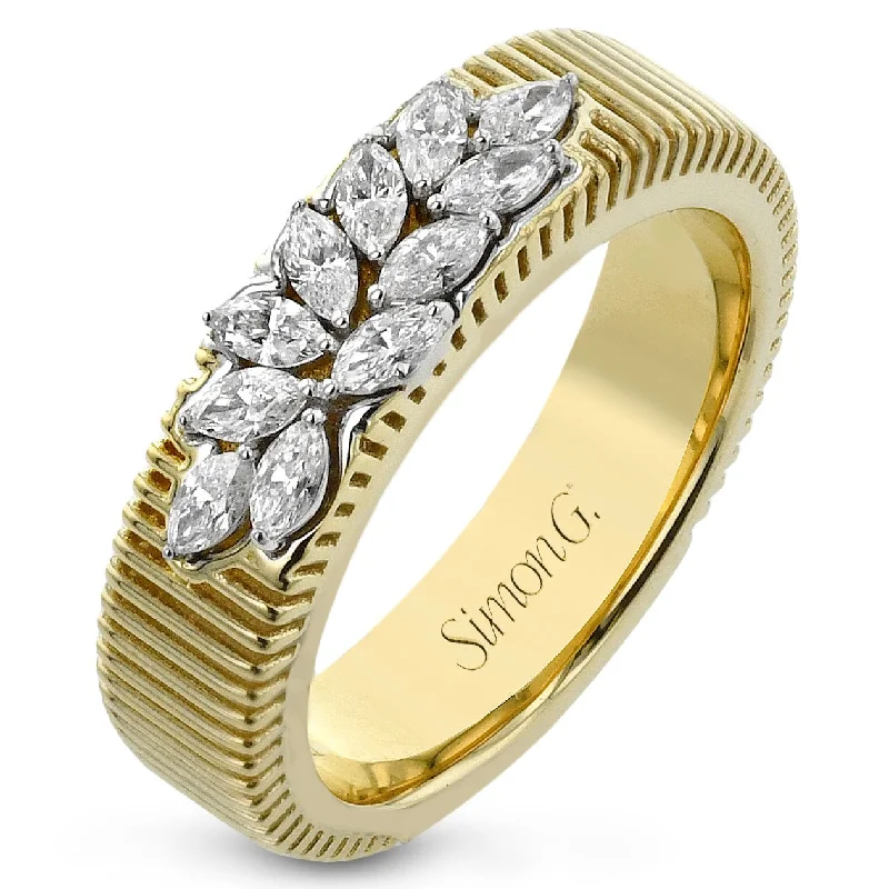 Fashion Ring In 18k Gold With Diamonds