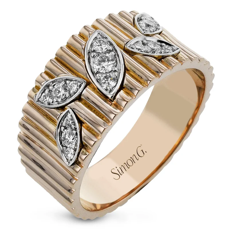 Fashion Ring In 18k Gold With Diamonds