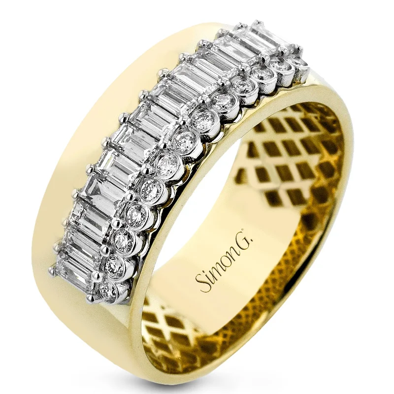 Fashion Ring In 18k Gold With Diamonds